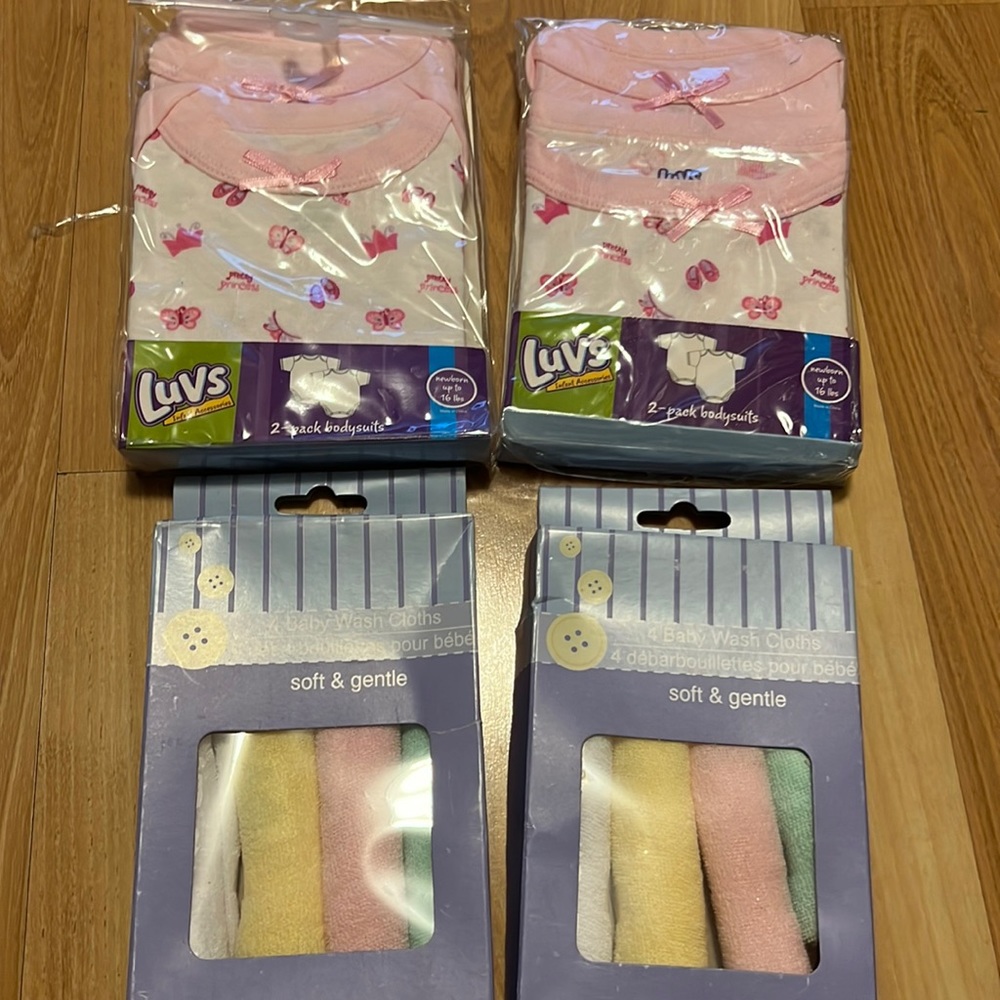 New Bundle of  2 Infant newborn 2 pack bodysuits and 2 4pack wash cloths